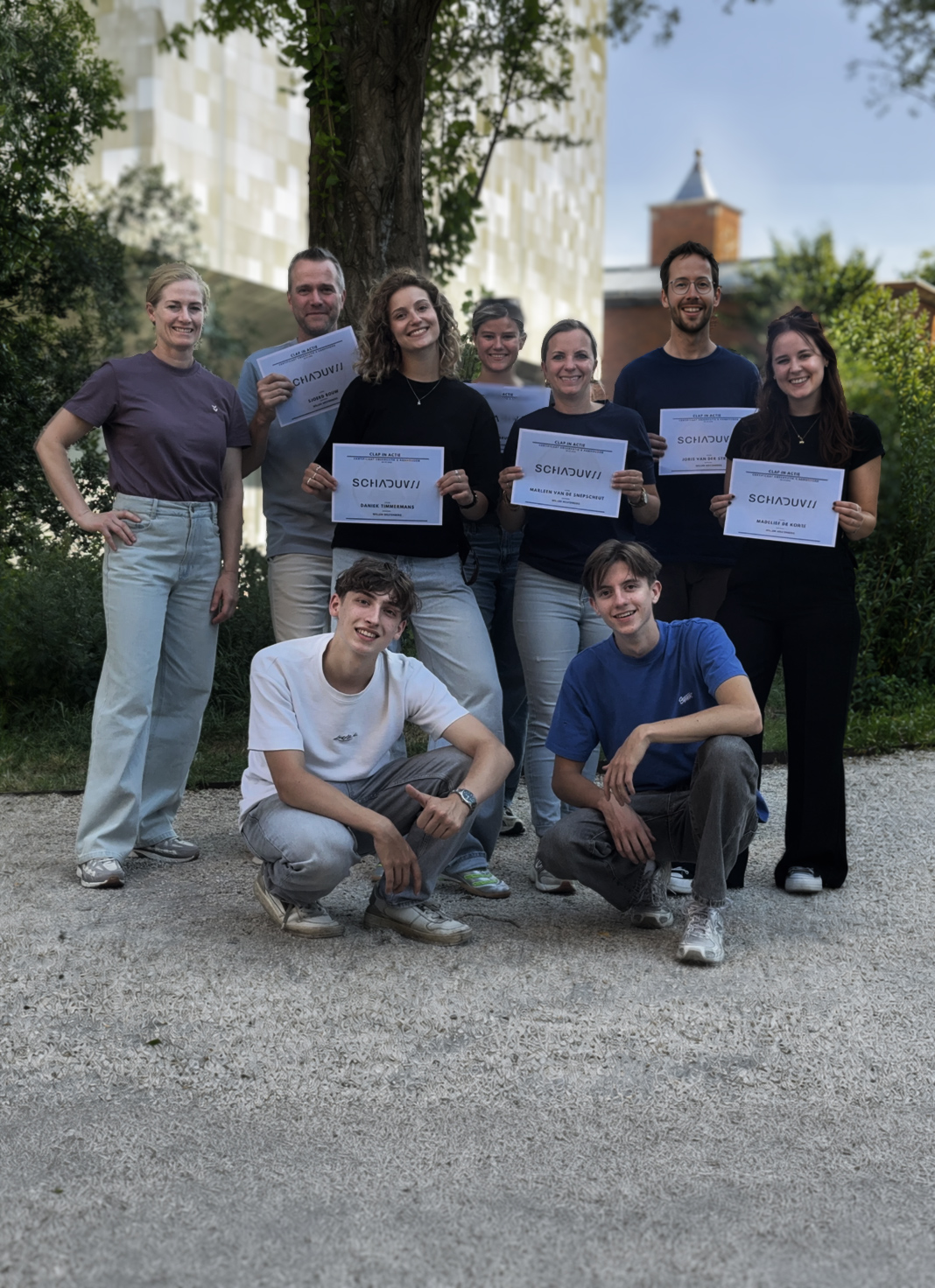Groepsfoto van deelnemers met certificaat in de hand